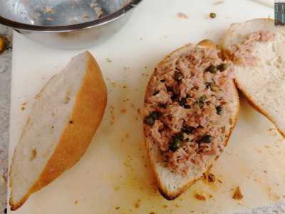 Oggi invece alla ricetta classica si affiancano varianti con capperi, pomodori e sottaceti